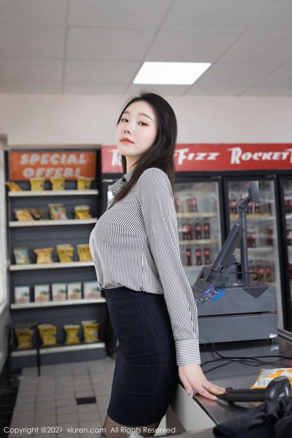 秀人网美女模特安然Maleah条纹衬衫便利店职员黑丝主题写真-16