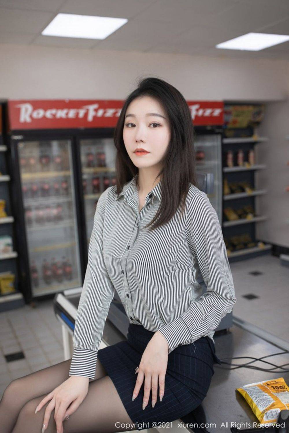 秀人网美女模特安然Maleah条纹衬衫便利店职员黑丝主题写真-13