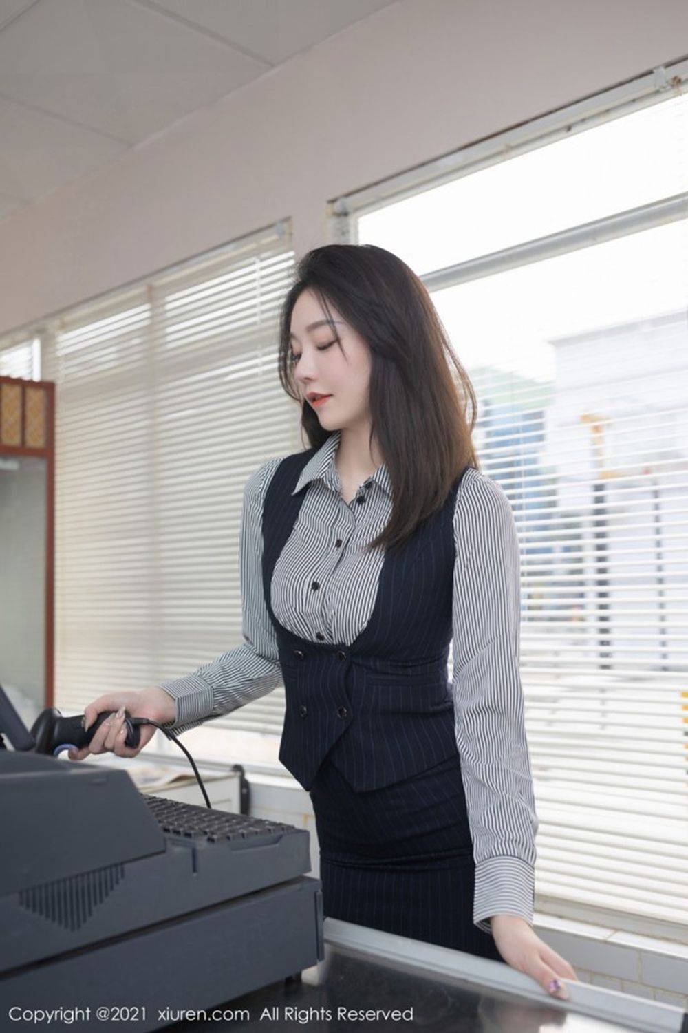 秀人网美女模特安然Maleah条纹衬衫便利店职员黑丝主题写真-75