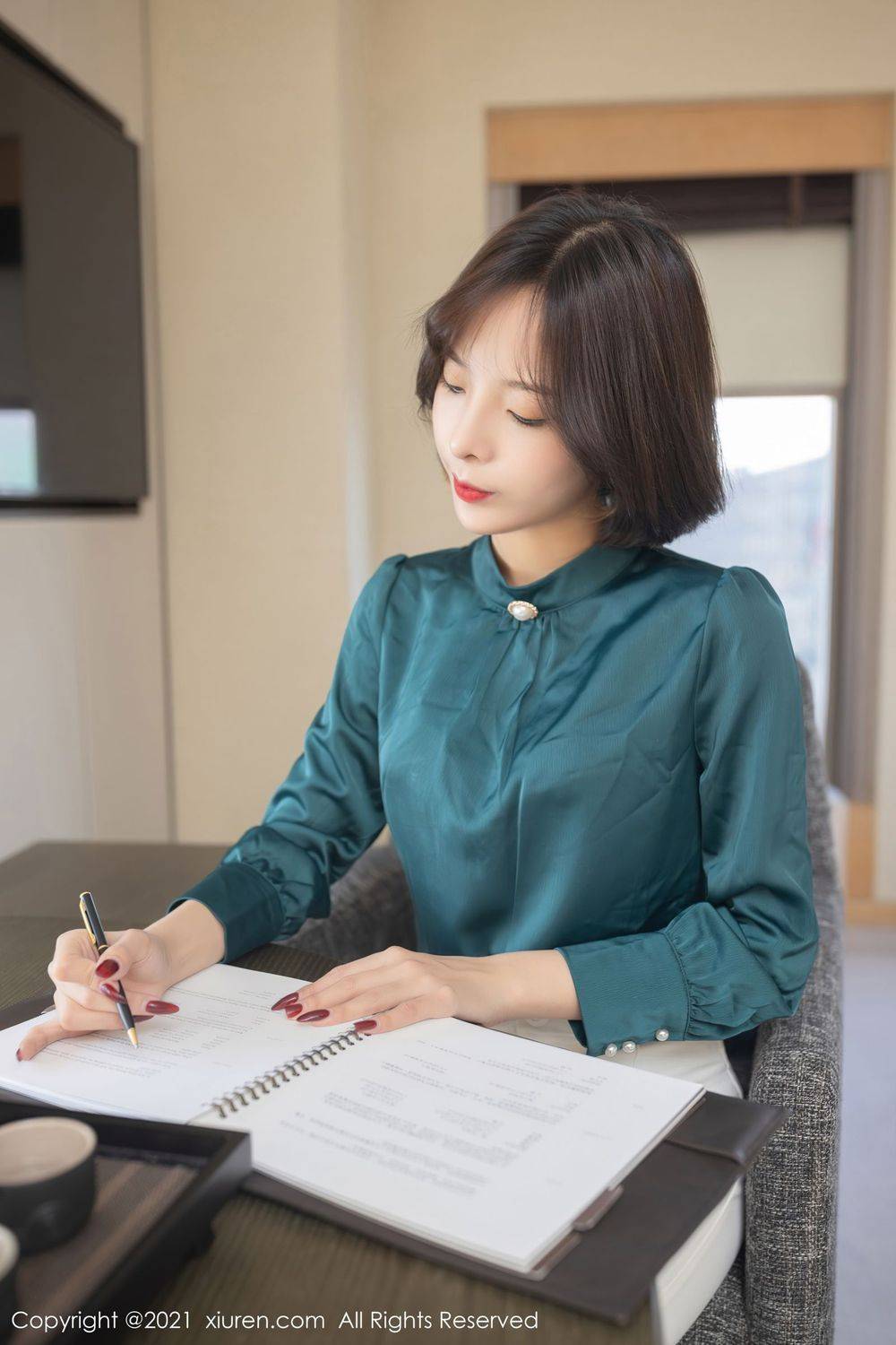 秀人网美女模特陈小喵黑丝美腿职场OL装扮商业谈判主题写真-12