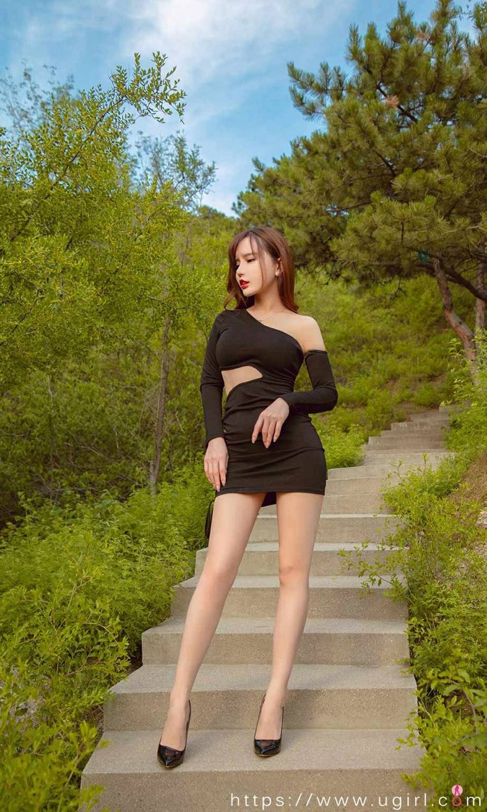 尤果网美女车模艾小青修长美腿微露小蛮腰超速主题写真-21