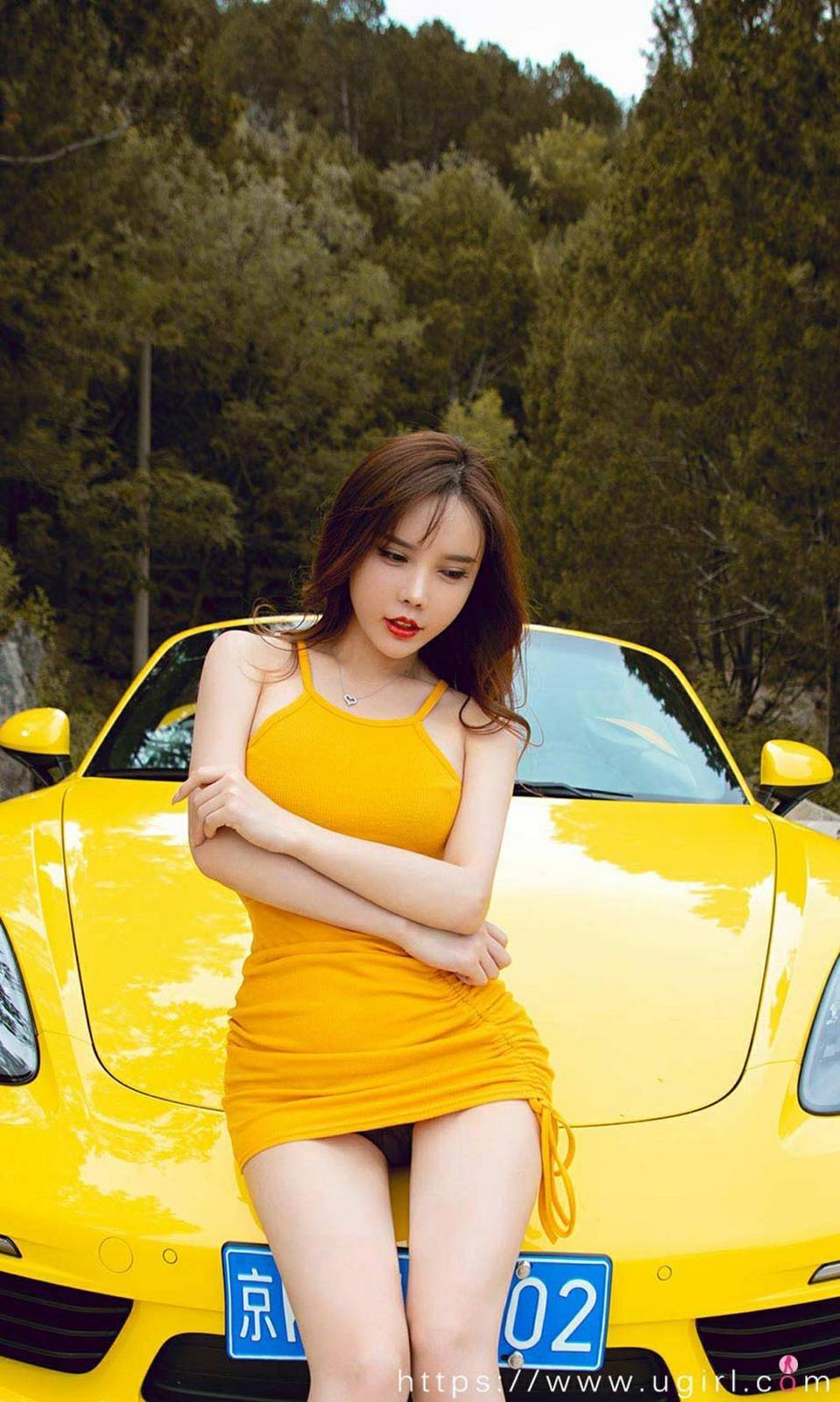 尤果网美女车模艾小青修长美腿微露小蛮腰超速主题写真-35