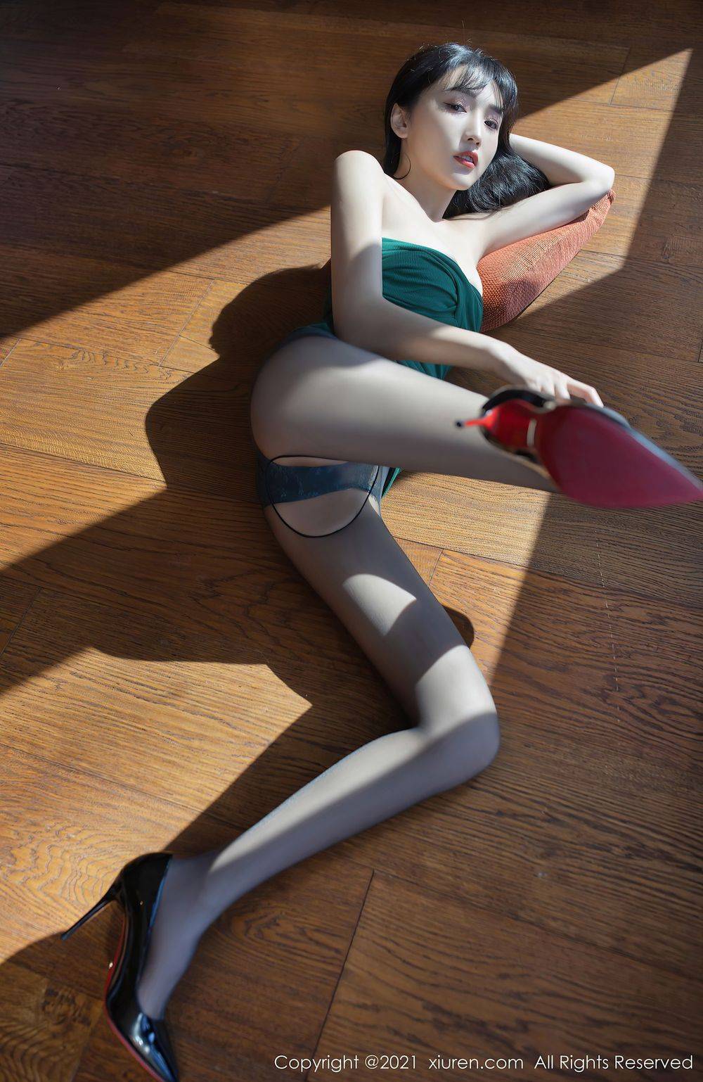 秀人网性感女神陆萱萱黑丝美腿绿色名媛裙主题妖艳写真-30