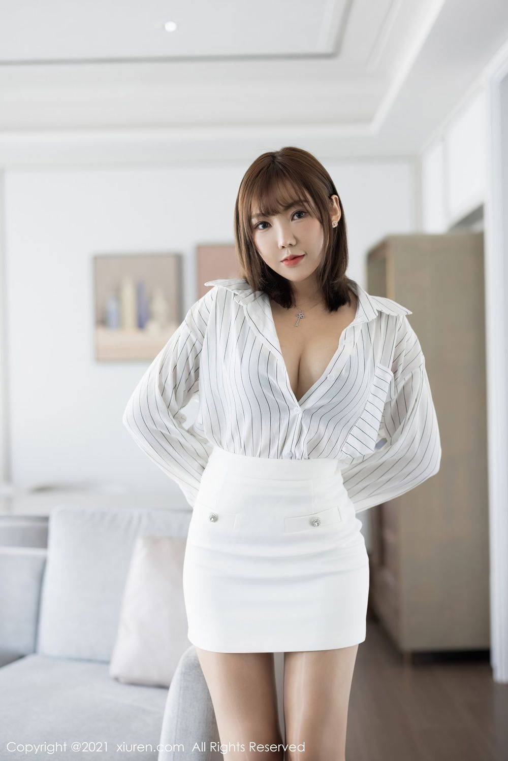 秀人网美女模特萌汉药baby条纹职场秘书OL系列惹火媚态写真