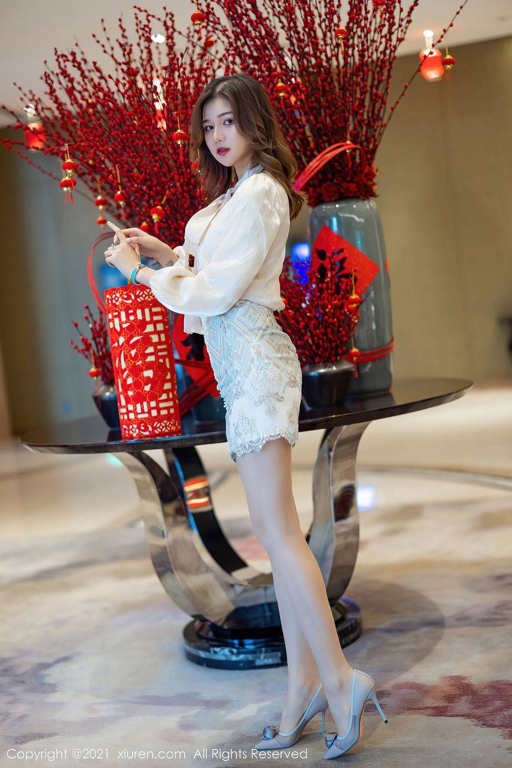 秀人网新人模特芷萱mimi苗条身姿纤纤细腿妩媚系列动人写真