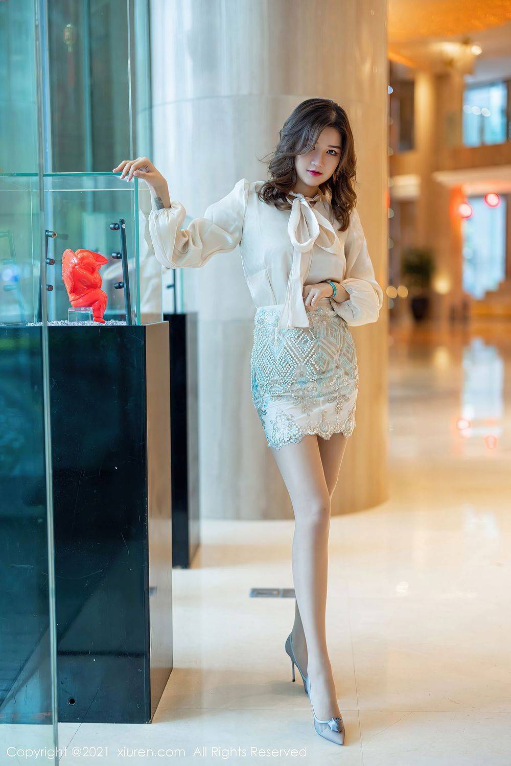 秀人网新人模特芷萱mimi苗条身姿纤纤细腿妩媚系列动人写真-5