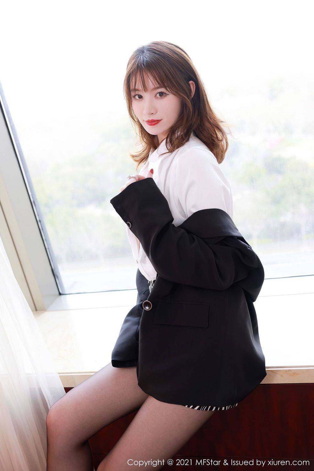 模范学院性感女神yoo优优白衬衫黑丝美腿贵族风格校服写真-9