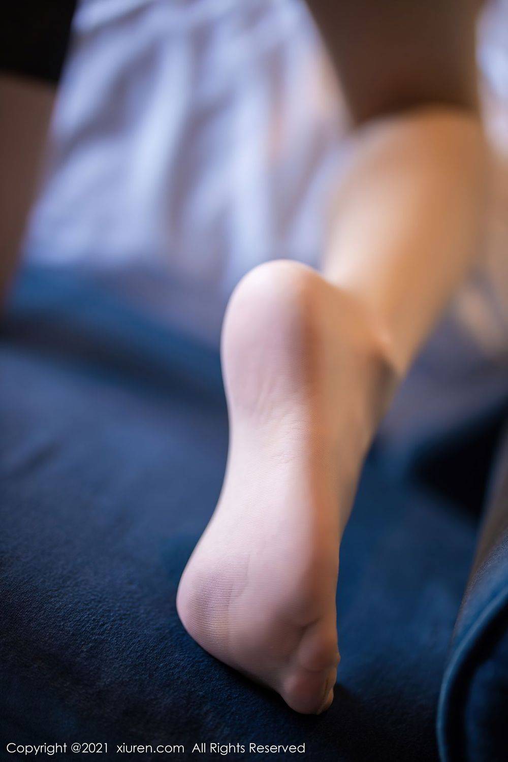 秀人网美女模特梦心玥吊袜美腿黑丝吊裙妩媚动人海南旅拍-65