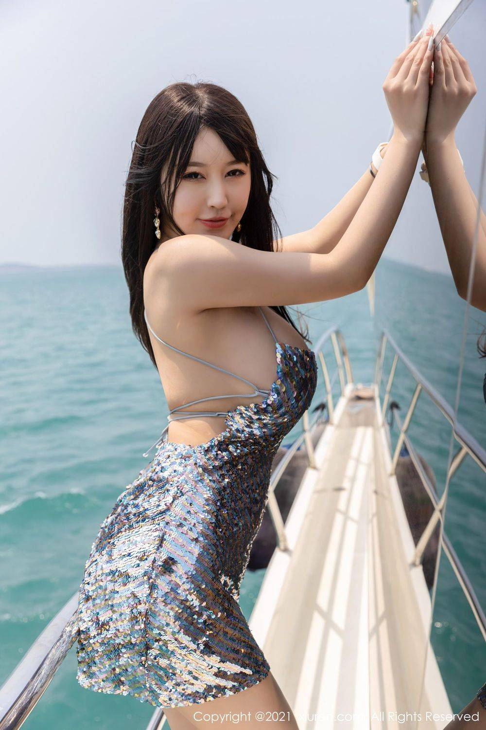 秀人网性感女神Flower朱可儿闪亮吊裙波涛胸涌系列三亚旅拍-21