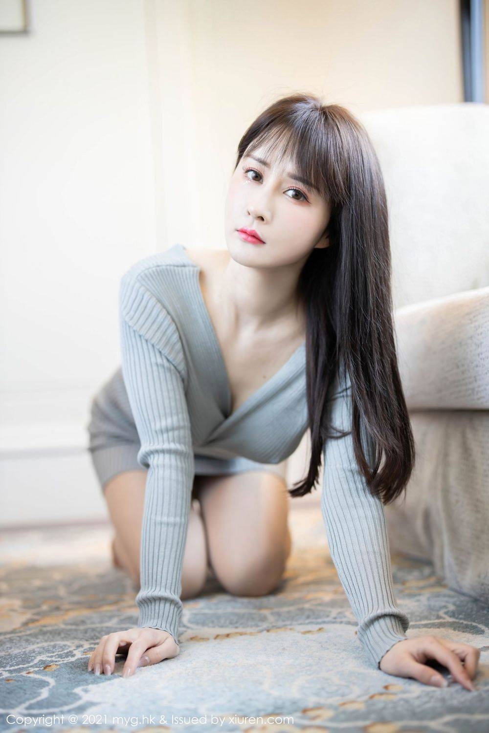 美媛馆美女模特蔡文钰Abby猩红镂空内衣与朦胧丝袜心愿旅拍-26