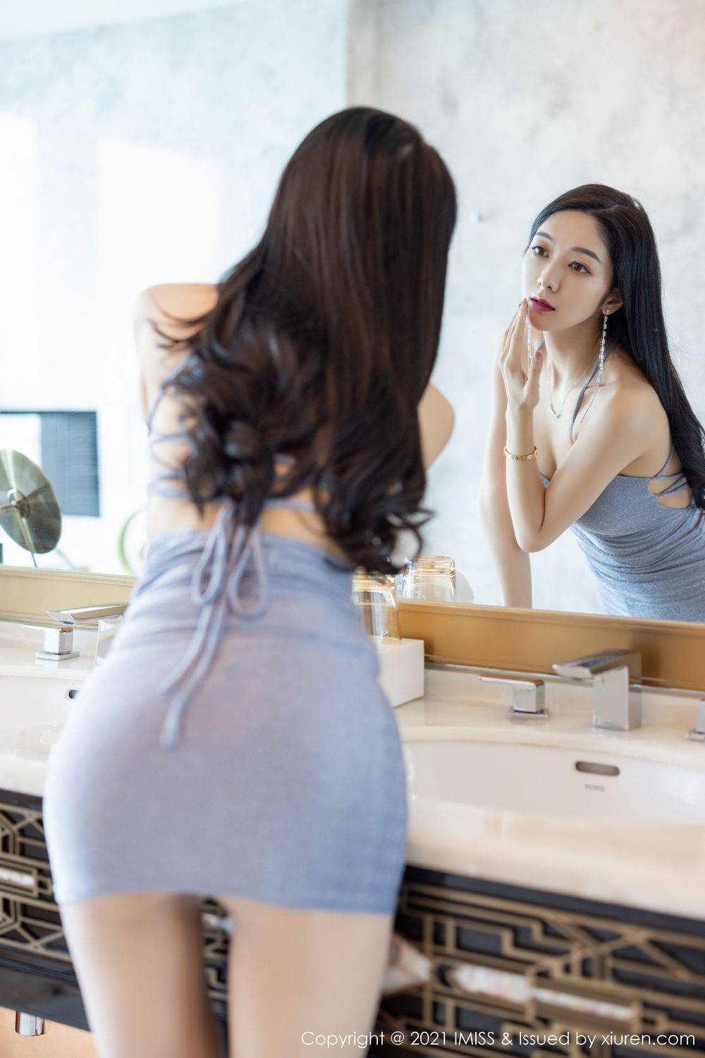 爱蜜社性感女神Angela小热巴典雅吊裙与朦胧丝袜系列写真