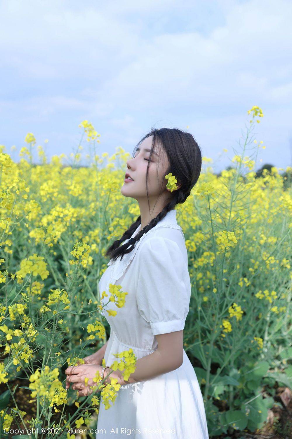 秀人网美女模特夏西CiCi白色裙子双马尾系列户外花丛外拍