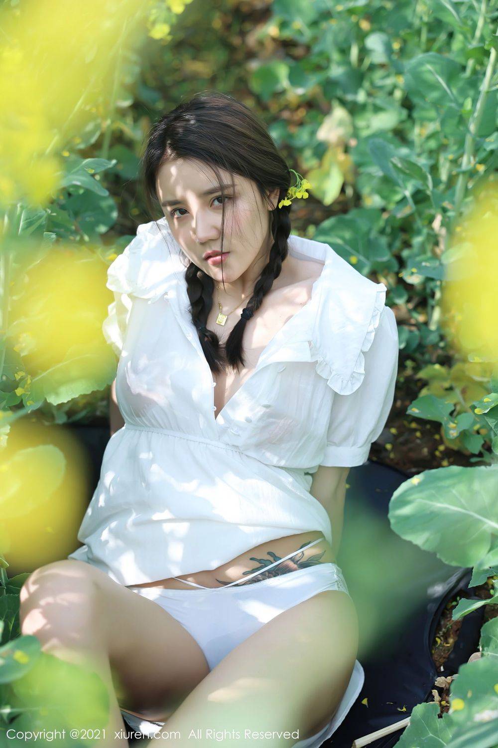 秀人网美女模特夏西CiCi白色裙子双马尾系列户外花丛外拍-17