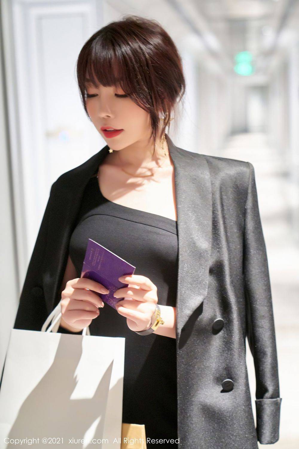 秀人网性感女神芝芝Booty黑色西装丰盈酥胸与浑圆美臀写真-9