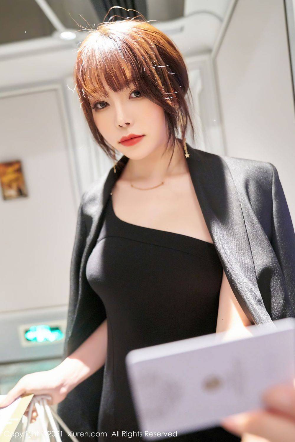 秀人网性感女神芝芝Booty黑色西装丰盈酥胸与浑圆美臀写真-11