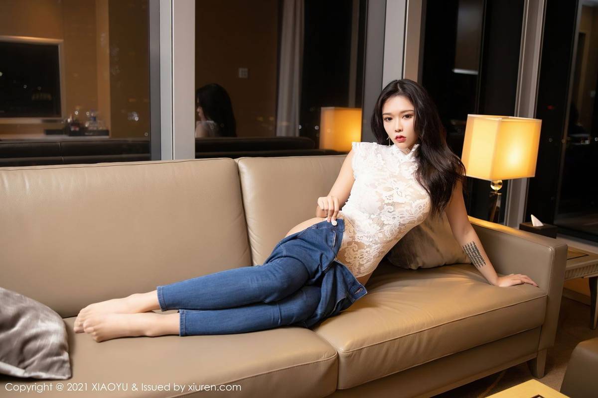 语画界美女模特小娜比直率牛仔裤镂空内衣车拍主题写真-47