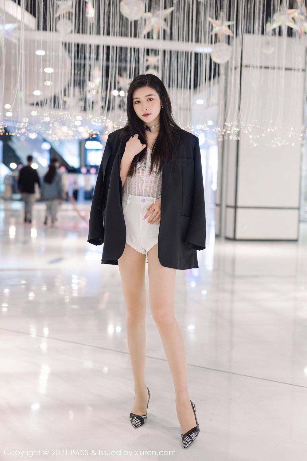 爱蜜社气质女神Vanessa丝袜美腿白色热裤内衣系列动人街拍