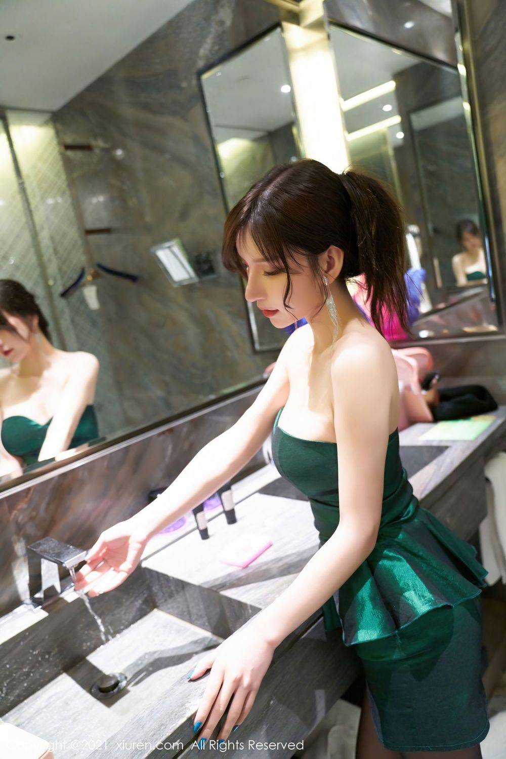 秀人网性感女神周于希Sandy黑丝美腿绿色抹胸裙浴室明艳写真-10