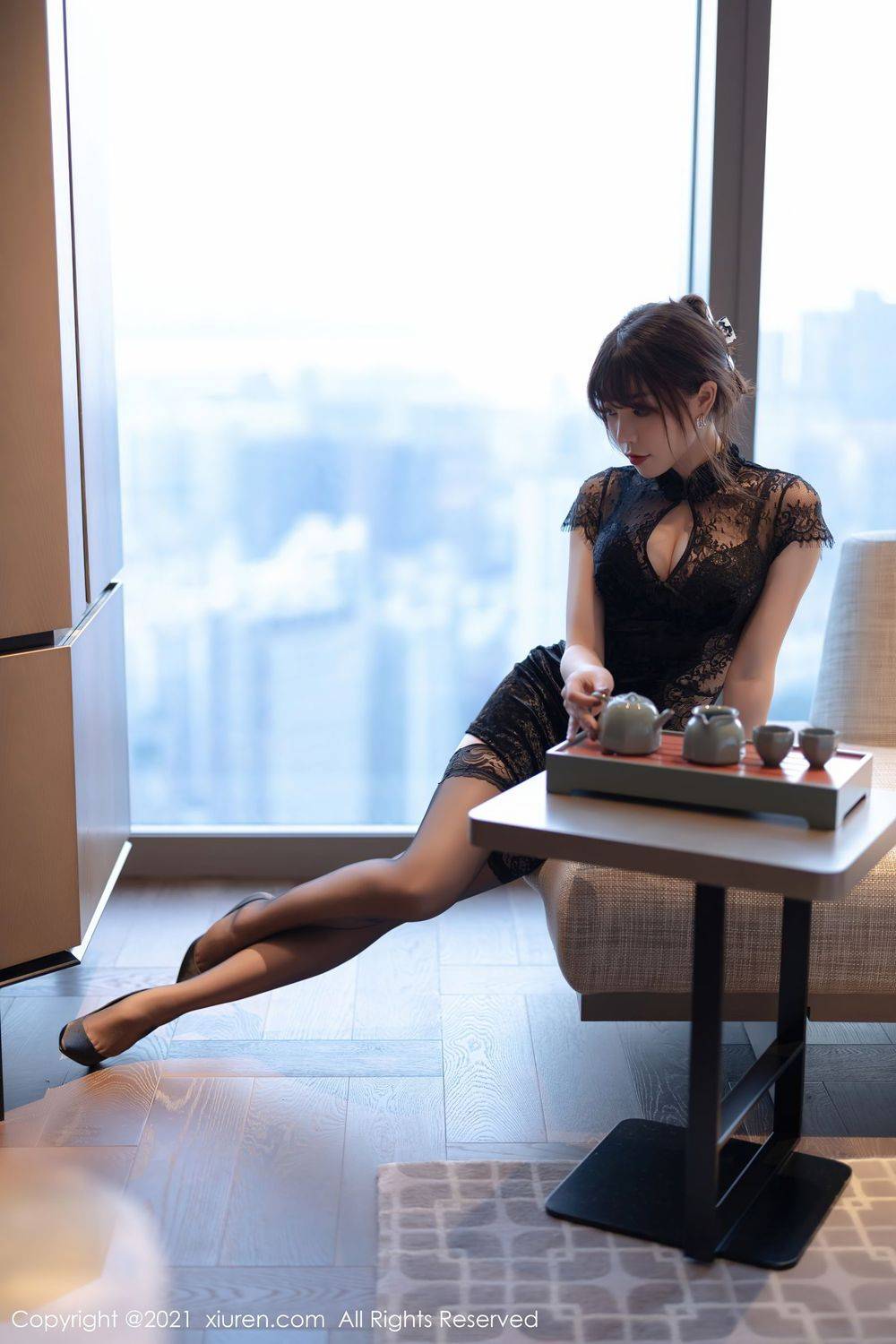 秀人网性感女神芝芝Booty黑丝吊袜美腿翘臀淋漓绽放镂空写真-2