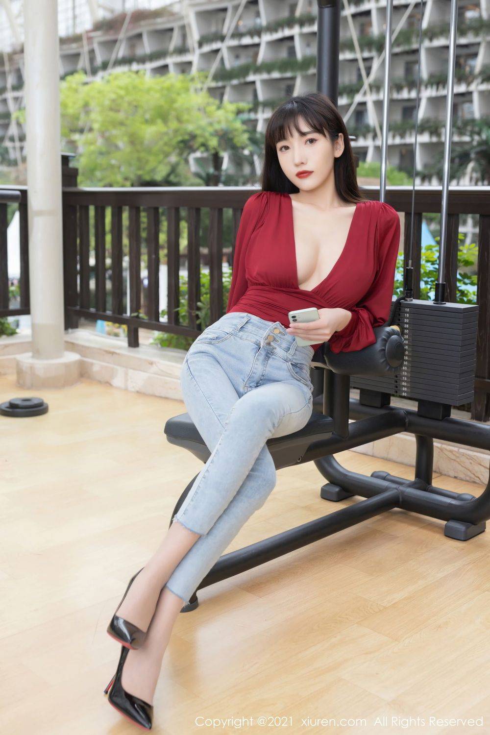 秀人网美女模特陆萱萱猩红上衣牛仔长裤妖艳系列成都旅拍