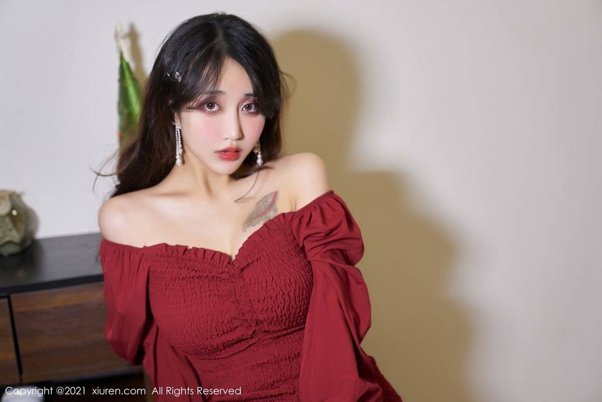 秀人网美女模特林子欣Freya猩红深V抹胸裙黑丝美腿心愿旅拍-20