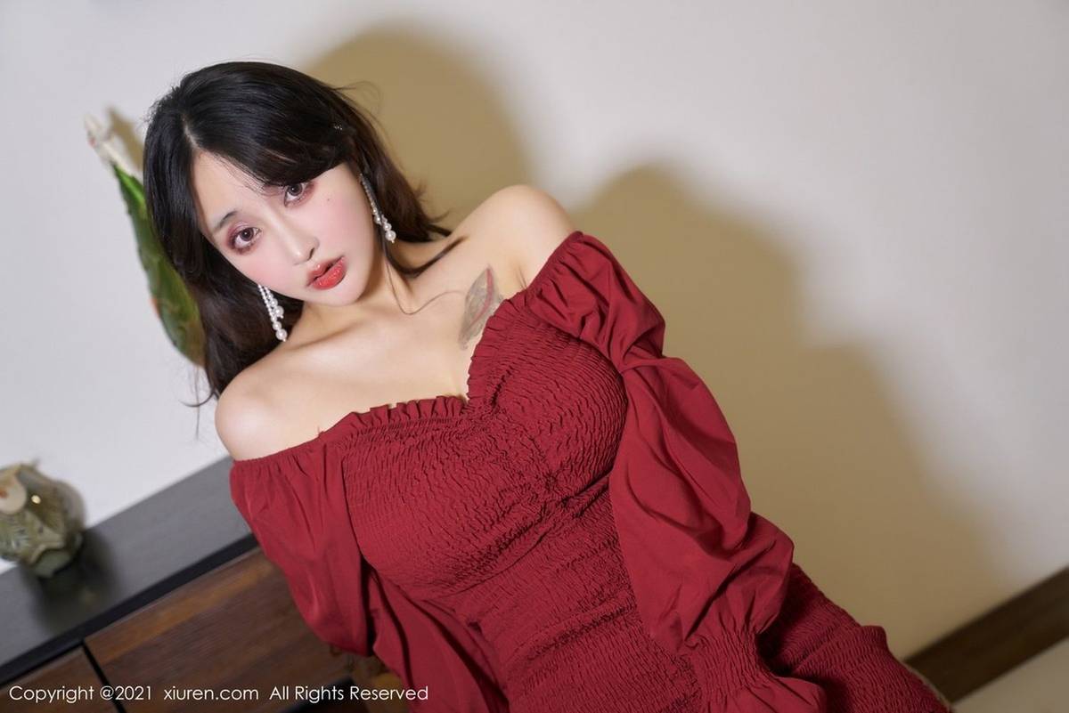 秀人网美女模特林子欣Freya猩红深V抹胸裙黑丝美腿心愿旅拍-19