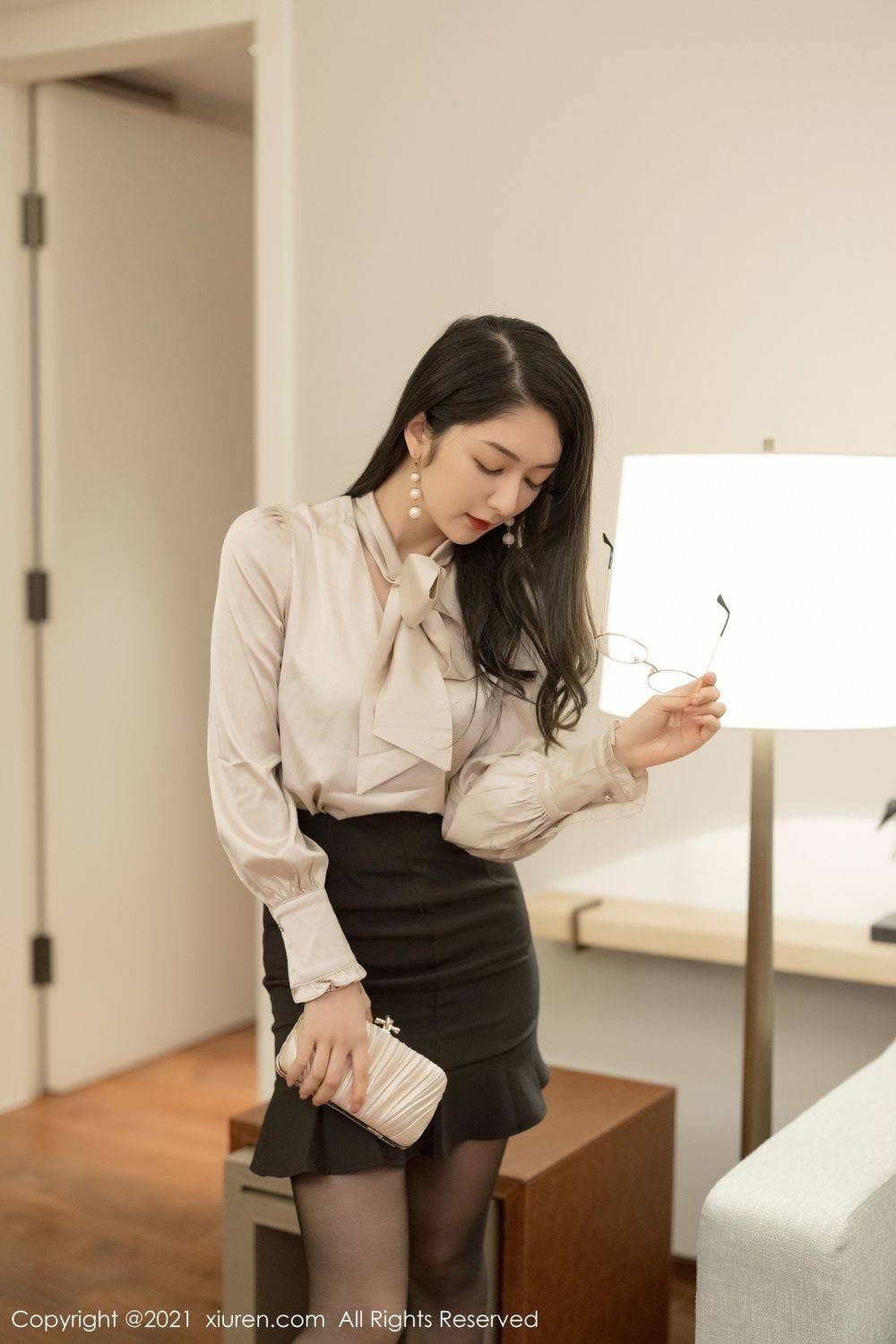 秀人网性感女神Angela小热巴黑丝美腿眼镜OL华丽优雅写真-2