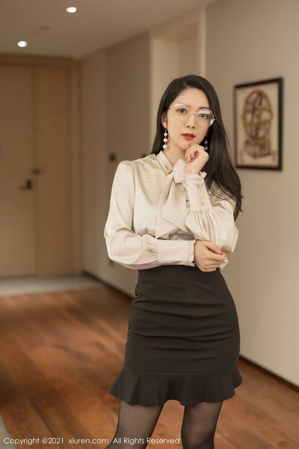 秀人网性感女神Angela小热巴黑丝美腿眼镜OL华丽优雅写真-6