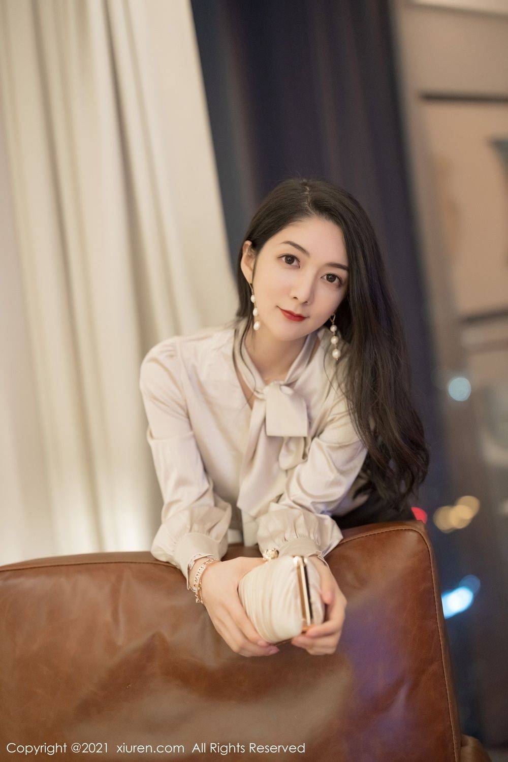 秀人网性感女神Angela小热巴黑丝美腿眼镜OL华丽优雅写真-17