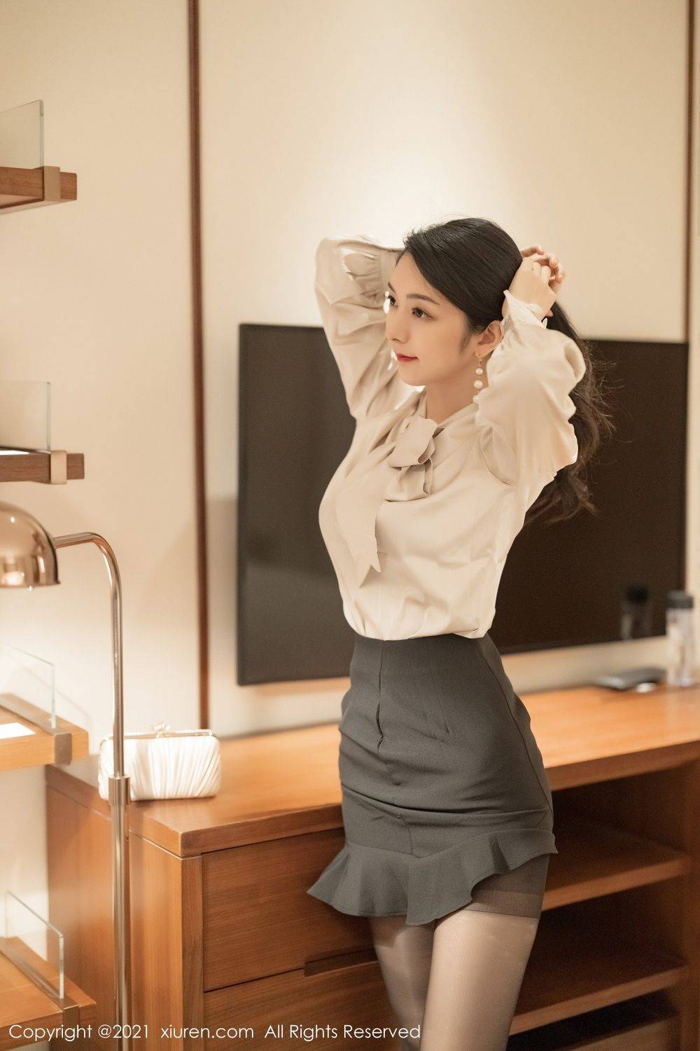 秀人网性感女神Angela小热巴黑丝美腿眼镜OL华丽优雅写真-27