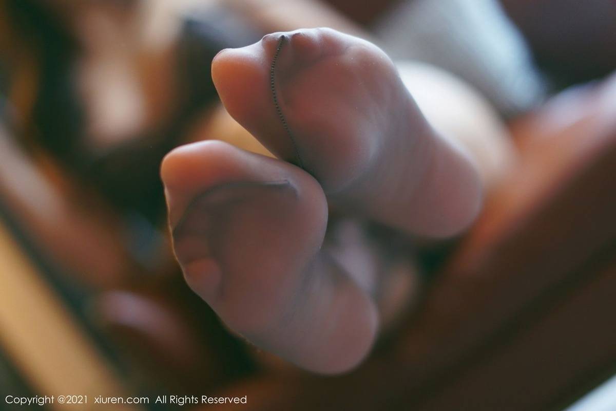 秀人网美女模特艾静香丝袜美腿与镂空内衣曼妙澳门旅拍-22