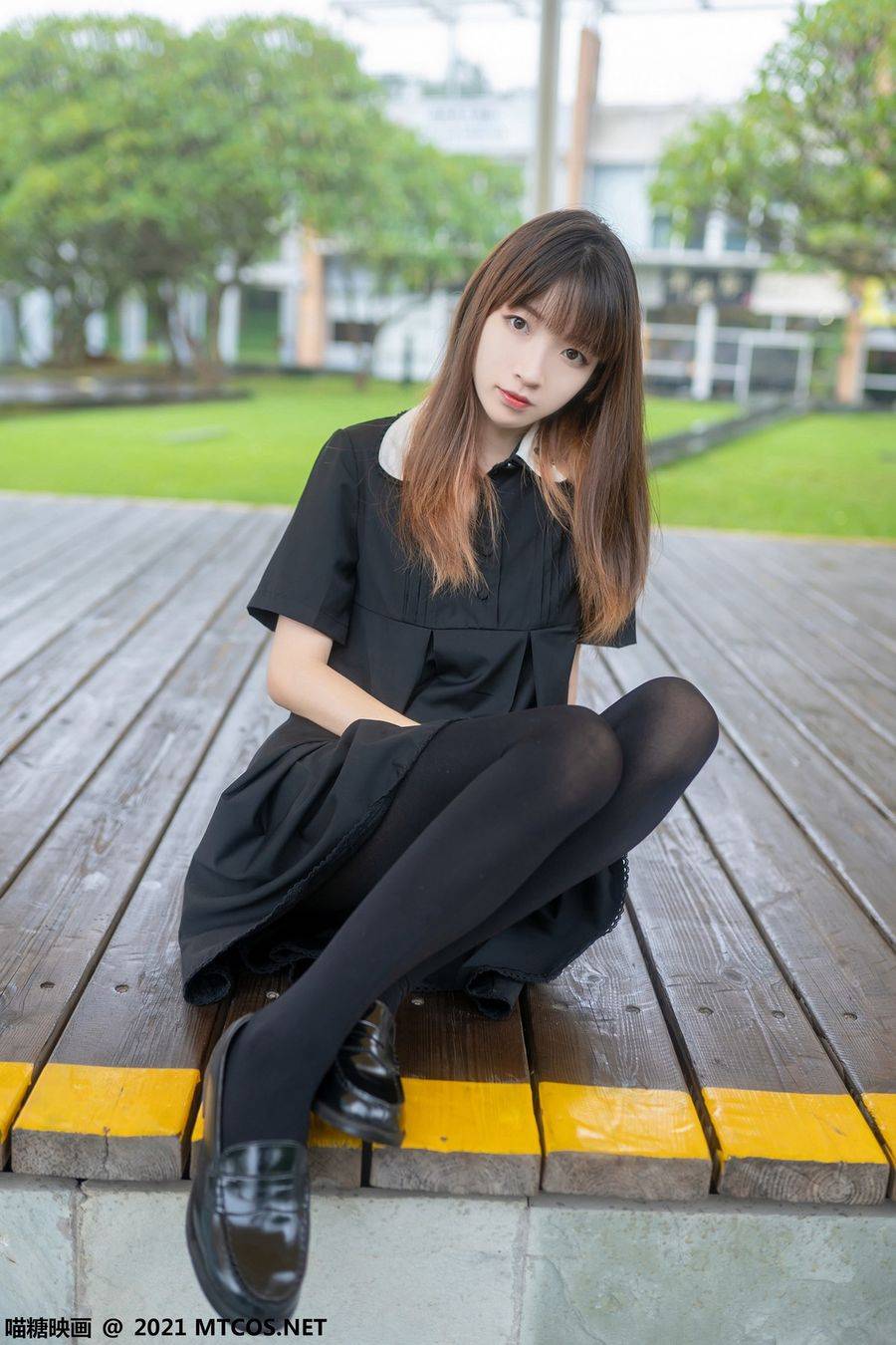 喵糖映画清纯美女黑色连身裙+黑丝美腿系列户外迷人写真-7