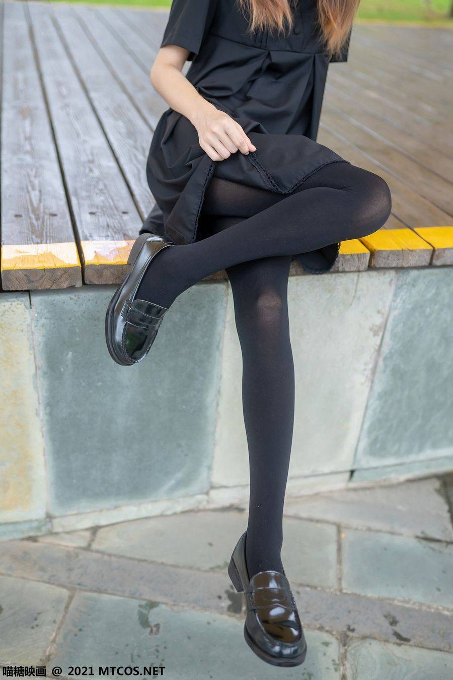 喵糖映画清纯美女黑色连身裙+黑丝美腿系列户外迷人写真-6