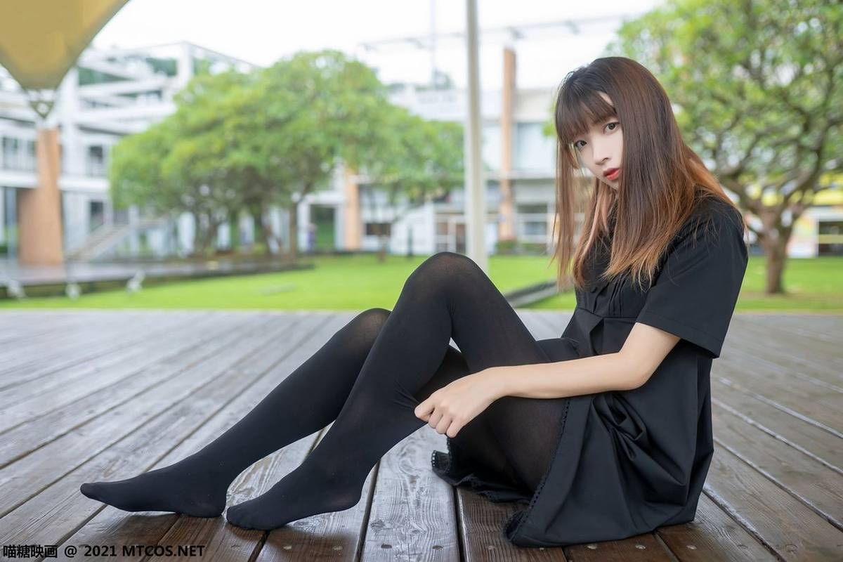 喵糖映画清纯美女黑色连身裙+黑丝美腿系列户外迷人写真-4