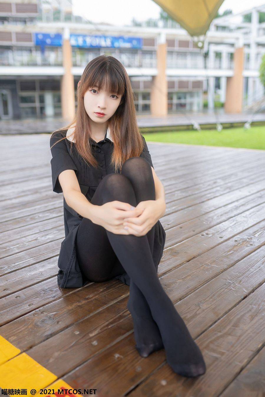 喵糖映画清纯美女黑色连身裙+黑丝美腿系列户外迷人写真-14