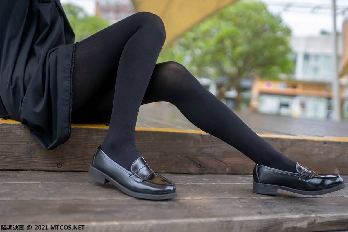 喵糖映画清纯美女黑色连身裙+黑丝美腿系列户外迷人写真-31