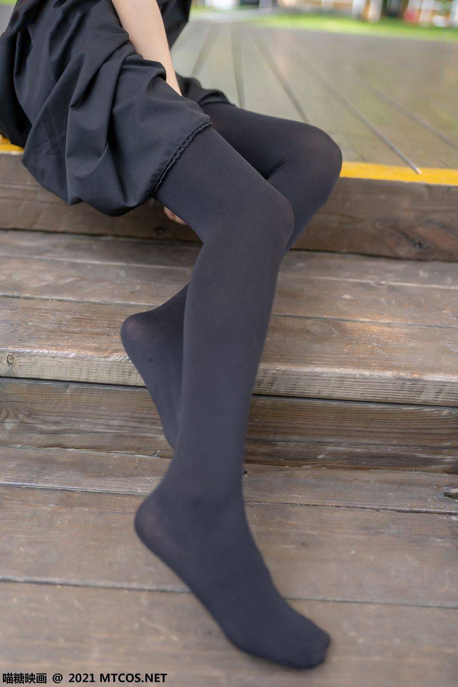 喵糖映画清纯美女黑色连身裙+黑丝美腿系列户外迷人写真-33