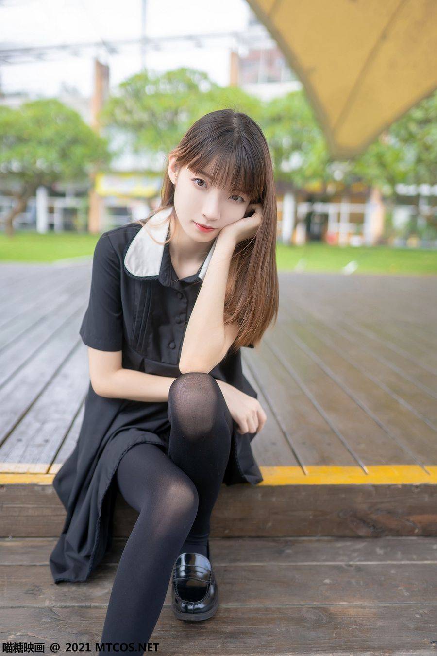 喵糖映画清纯美女黑色连身裙+黑丝美腿系列户外迷人写真-30