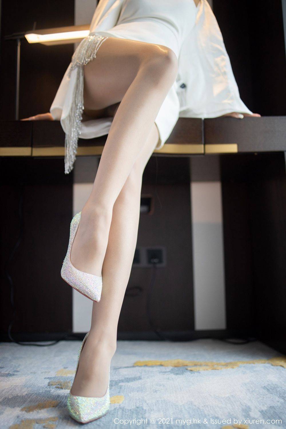 美媛馆性感女神王馨瑶yanni丝袜美腿洁白抹胸服饰江浙沪旅拍-9