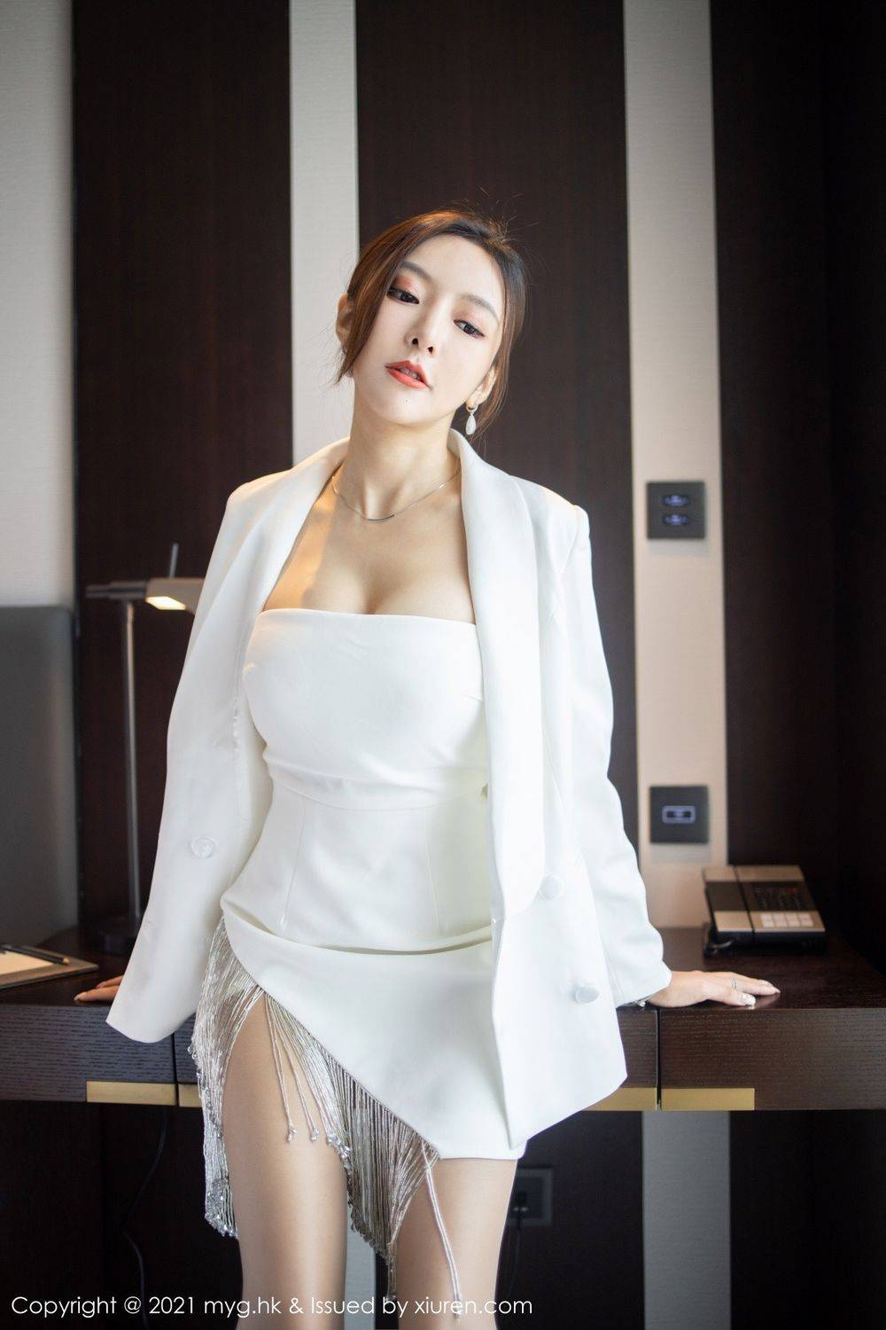 美媛馆性感女神王馨瑶yanni丝袜美腿洁白抹胸服饰江浙沪旅拍-7