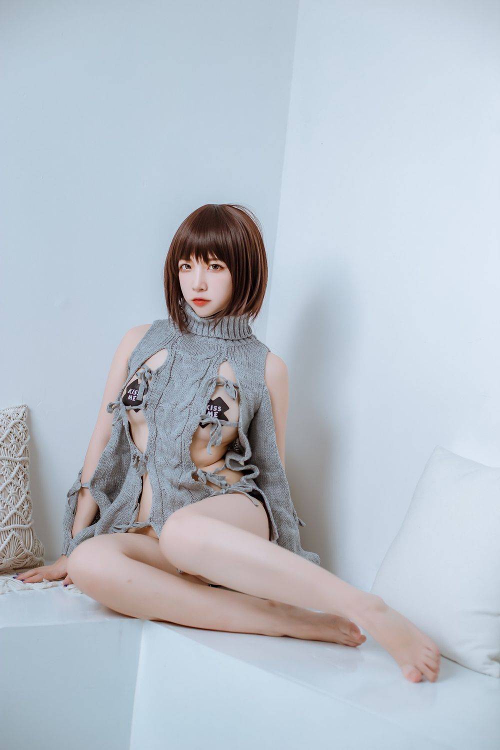 动漫博主二佐Nisa洞洞网红毛衣齐肩短发居家私房性感美图-4