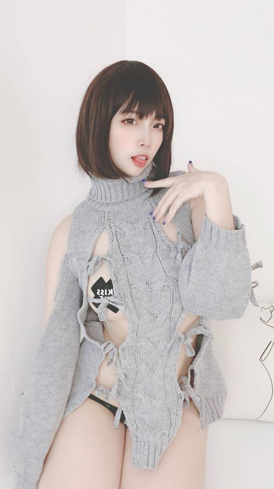 动漫博主二佐Nisa洞洞网红毛衣齐肩短发居家私房性感美图-56