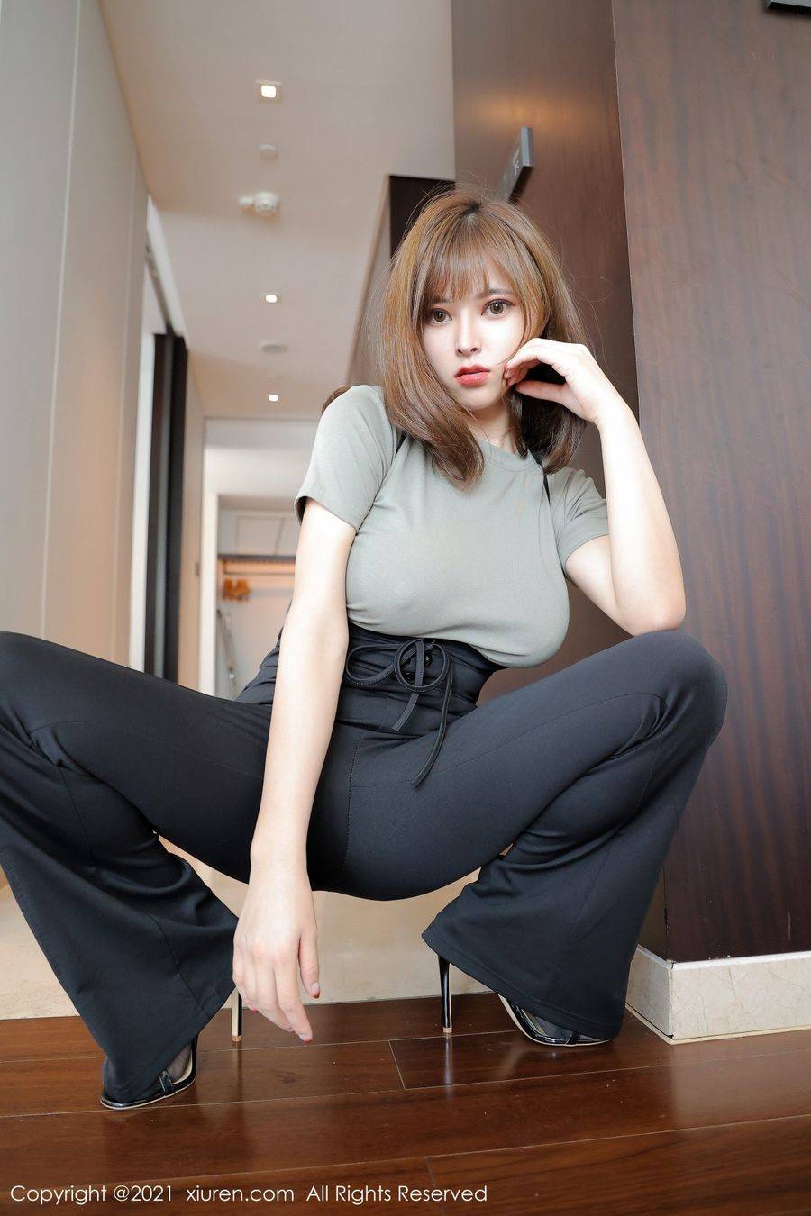 秀人网美女嫩模奈沐子黑丝美腿齐肩短发火辣身材性感写真-10