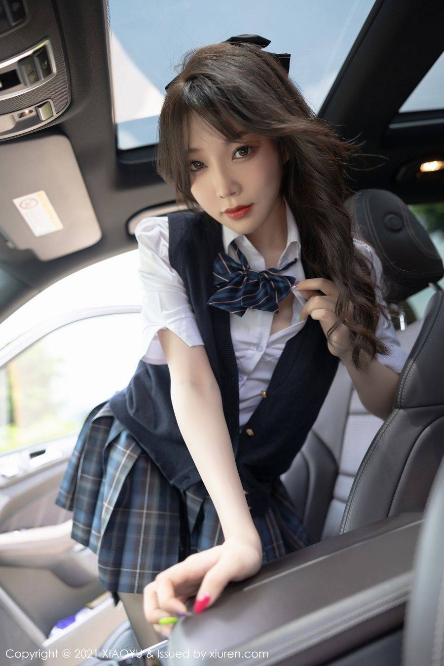 语画界性感女神芝芝Booty黑丝美腿JK制服香车美女系列写真-22