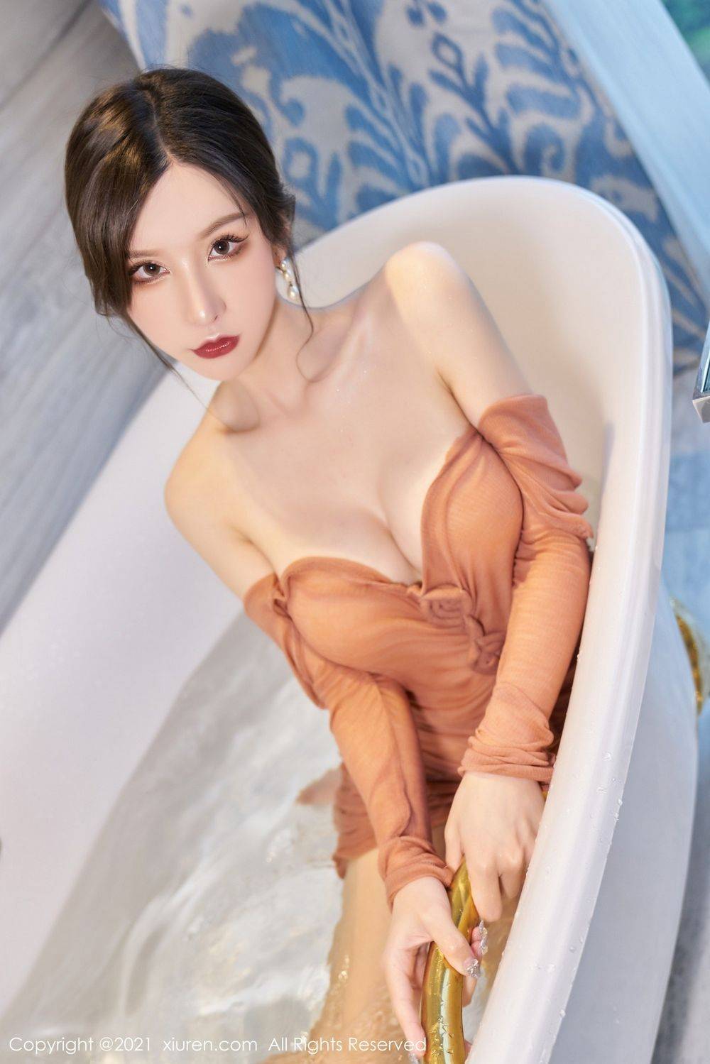 秀人网性感女神周于希Sandy华丽礼裙浴室湿身系列杭州旅拍-39