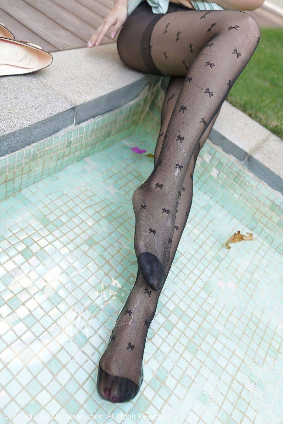 秀人网美女模特张雨萌性感吊裙室外泳池主题江浙沪旅拍-22