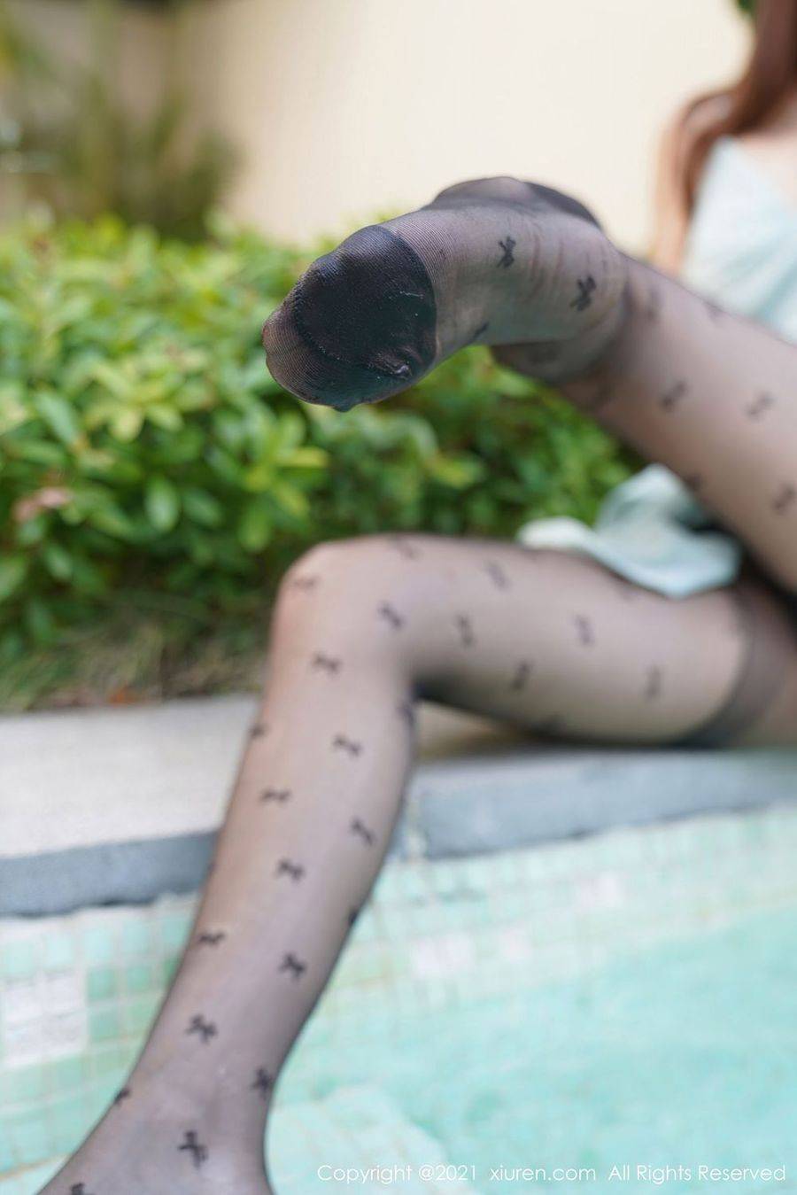 秀人网美女模特张雨萌性感吊裙室外泳池主题江浙沪旅拍-24