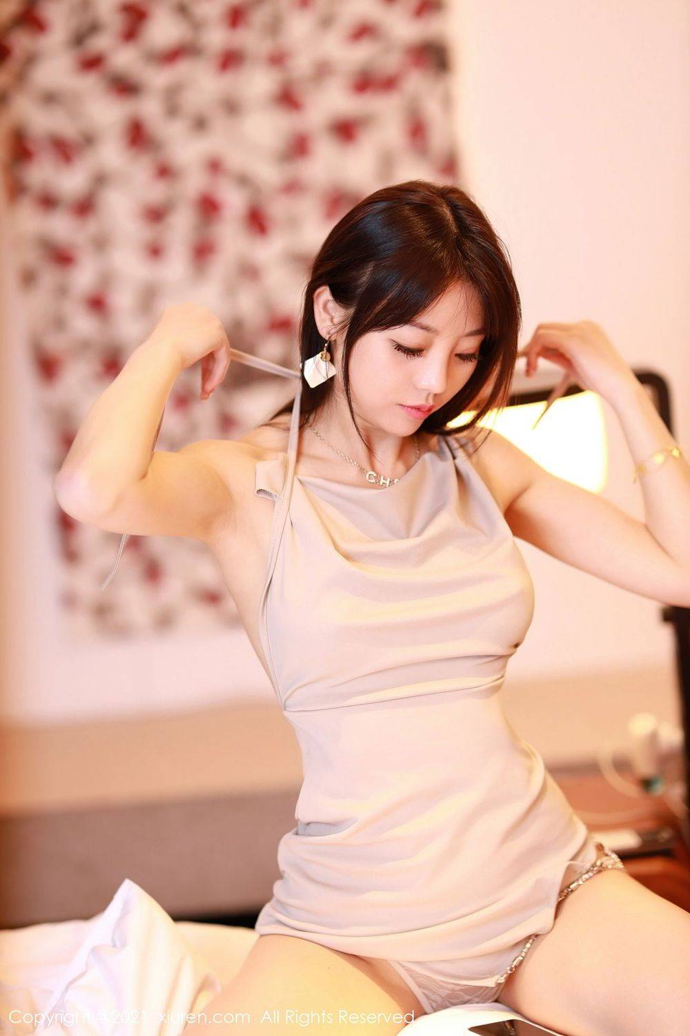 秀人网美女模特佘贝拉bella丝袜美腿吊裙魅惑西双版纳旅拍-35