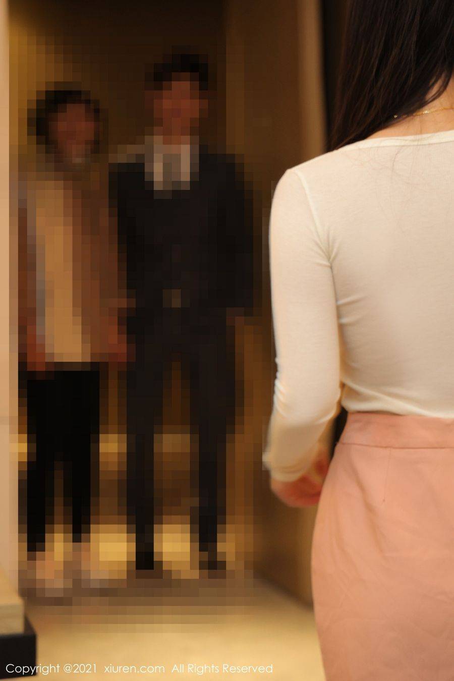 秀人网美女模特Flower朱可儿白皙小蛮腰陪吃剧情性感写真