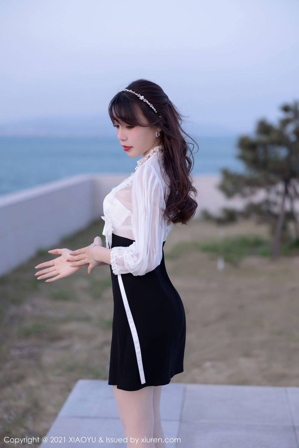 语画界性感女神芝芝Booty丝袜美腿都市OL浑圆美臀青岛旅拍